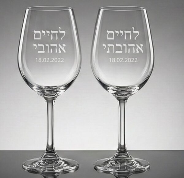 חריטה על כוסות יין
