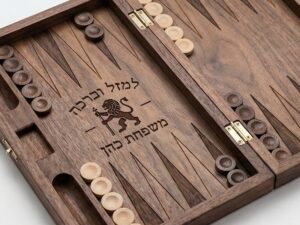 חריטה על לוח שש בש מעץ
