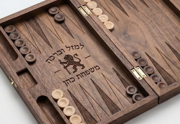 חריטה על לוח שש בש מעץ