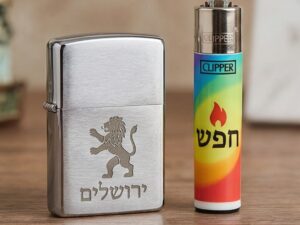 חריטה על מצית זיפו וקליפר מצית עם חריטה והקדשה אישית